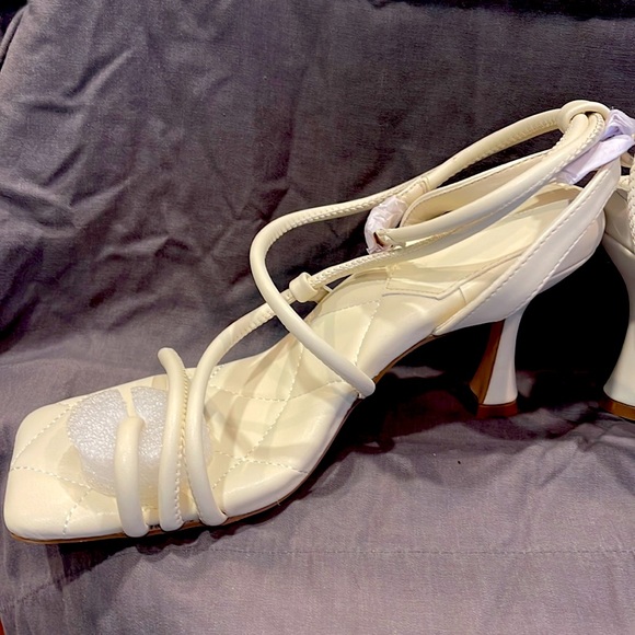 Brand new! Never worn. Courthouse women’s kitten heels sandals - Picture 2 of 6